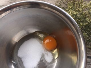 2、椰蓉桃酥,将砂糖放入鸡蛋