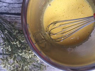 3、椰蓉桃酥,搅打至颜色变浅,体积略有膨胀