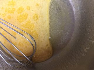 4、椰蓉桃酥,倒入玉米油