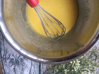 5、椰蓉桃酥,搅打至油乳化,面上看不到油珠,性状比较浓稠就可以了