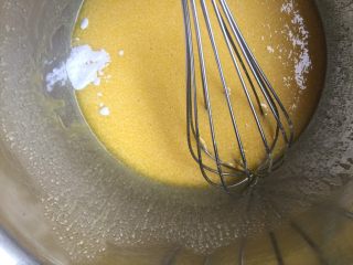 6、椰蓉桃酥,放入小苏打并搅匀