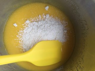 7、椰蓉桃酥,放入椰蓉用刮刀拌匀