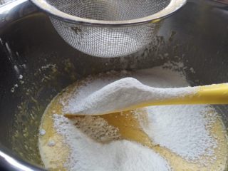 8、椰蓉桃酥,筛入低粉