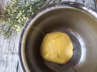 9、椰蓉桃酥,切拌至无干粉状态后整理成团,盖上保鲜膜冷藏醒面20分钟,不可划圈搅拌,不可过度搅拌