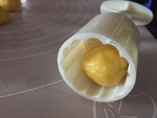 12、椰蓉桃酥,放入一个小面团