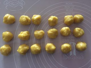 10、椰蓉桃酥,醒发好后取出,分成17克一个的小剂子