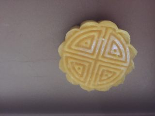 13、椰蓉桃酥,在烤盘上按压成形