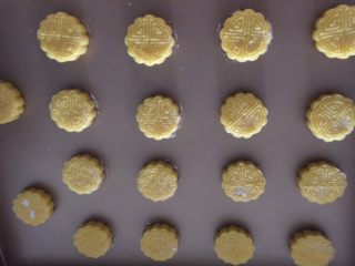 14、椰蓉桃酥,全部压成形并摆放均匀