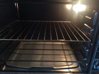 15、椰蓉桃酥,烤箱160度预热至烤管由红色转为黑色