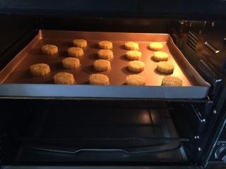 16、椰蓉桃酥,放入烤盘(放中层)烘烤约15~20分钟,温度有偏差,时间不固定,以表面完全上色为准