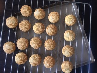 17、椰蓉桃酥,表面完全上色后移至烤网上晾凉