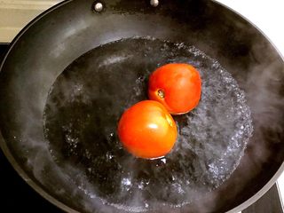 3、自制披萨酱,锅里加入冷水烧开后放入西红柿,煮6分钟左右即可