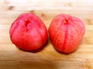 4、自制披萨酱,把西红柿捞出来,剥去外皮,切成小丁