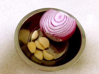 5、自制披萨酱,紫元葱半个,蒜瓣