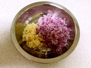 6、自制披萨酱,把圆葱和大蒜切成末