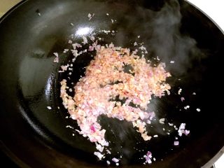 8、自制披萨酱,锅内加入橄榄油,放入圆葱末和大蒜末炒出香味