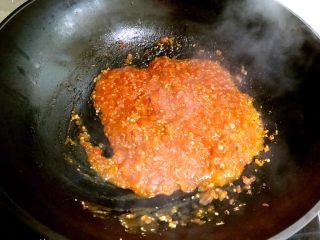 13、自制披萨酱,翻炒均匀