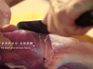 1、勃艮第红酒烩牛肉,牛跟腱洗净，擦干多余的水分，去掉筋膜