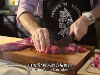 2、勃艮第红酒烩牛肉,切成4厘米的方块备用