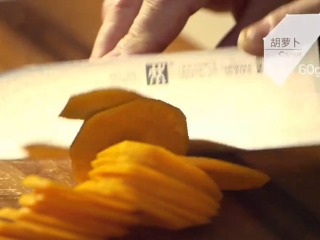 3、勃艮第红酒烩牛肉,洋葱切末，胡萝卜切片