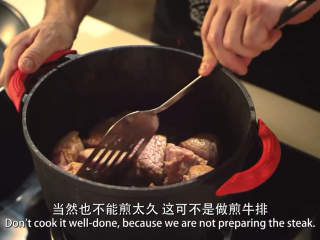 5、勃艮第红酒烩牛肉,把牛肉块每一个面煎至变色，可以锁住水分