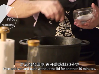 14、勃艮第红酒烩牛肉,最后加盐调味，再开盖烤制30分钟