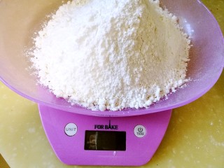 1、手作姜饼 冬至补阳去湿,称量面粉 肉桂粉 生姜粉 红糖