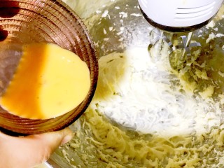 6、手作姜饼 冬至补阳去湿,分三次加入鸡蛋液，每次用电动打蛋器打发均匀后再加第二次