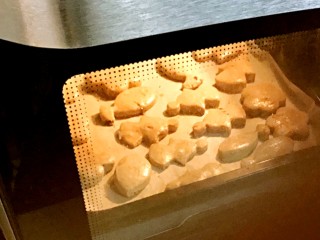 13、手作姜饼 冬至补阳去湿,放入烤箱中，上下火165度8分钟，180度2分钟。孩子很认真，全程坐在烤箱前，清晨的厨房里，弥满着黄油、姜和红糖的香气，馋吧？
