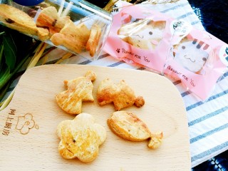 16、手作姜饼 冬至补阳去湿,体质湿寒阳虚的人，平时容易疲倦、怕冷、手脚冰凉、经常觉得膝盖酸痛、肩背僵硬凉嗖嗖，冬至后每天来两块，让你湿寒尽去，浑身暖暖的，跟手脚冰凉懒洋洋说bey-bey吧！