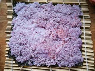 7、糖果式紫菜包饭,寿司海苔上铺一层米饭。(喜欢寿司醋的提前把米饭拌一下。)