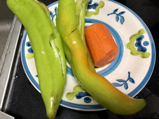3、青椒炒腐竹➕岂有黄鹂历翠微,青椒去蒂去籽清洗备用,胡萝卜削皮洗净