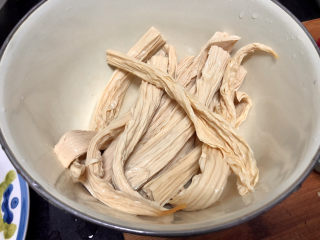 4、青椒炒腐竹➕岂有黄鹂历翠微,腐竹清洗备用