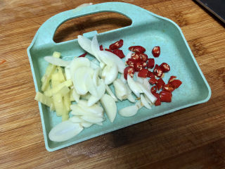 6、青椒炒腐竹➕岂有黄鹂历翠微,改刀:蒜切蒜片,姜切姜丝,小米辣切圈