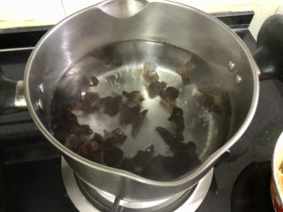 9、青椒炒腐竹➕岂有黄鹂历翠微,坐锅烧水,水开下木耳焯水半分钟