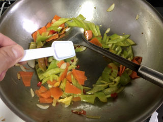 16、青椒炒腐竹➕岂有黄鹂历翠微,加入少许食盐,中火煸炒半分钟