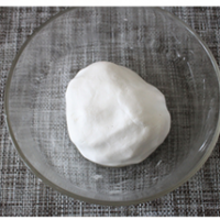 6、芝麻汤圆,用画圈的方法将温热的水加入糯米粉中，揉成团。