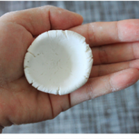 7、芝麻汤圆,取20g搓圆，左手托住糯米团，右手拇指压入面团，食指配合转圈摊出个小碗状。