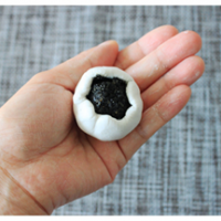 8、芝麻汤圆,取出冷冻好的芝麻球，填入糯米小碗内，左手托住，用右手虎口一点点旋转收口。