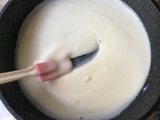 8、木瓜奶冻,锅中牛奶在小火加热状态下会慢慢凝固。