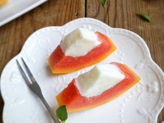 12、木瓜奶冻,将做好的奶冻倒入木瓜中，盖上切下的部分，放入冰箱冷藏3小时以上。