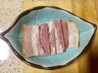 3、披萨~不一样的重奶酪拉丝披萨,培根肉切短为6块