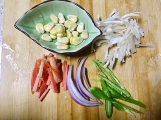 5、披萨~不一样的重奶酪拉丝披萨,甜玉米剥粒，美人椒，红萝卜，金针菇，洋葱切丝（份量如图）