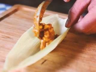 11、墨西哥玉米粽子,馅料装入玉米叶里