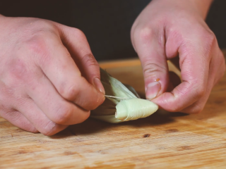 12、墨西哥玉米粽子,玉米叶定型扎紧