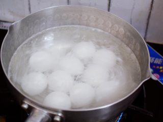 2、干吃汤圆,锅中烧开水，放入汤圆
