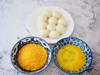 4、干吃汤圆,鸡蛋打散，面包糠备好
