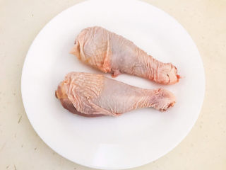 1、蜜汁鸡腿,把鸡腿清洗干净