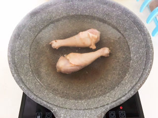 2、蜜汁鸡腿,鸡腿冷水下锅，水开后焯水5分钟