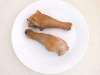 3、蜜汁鸡腿,把焯好的鸡腿捞出来